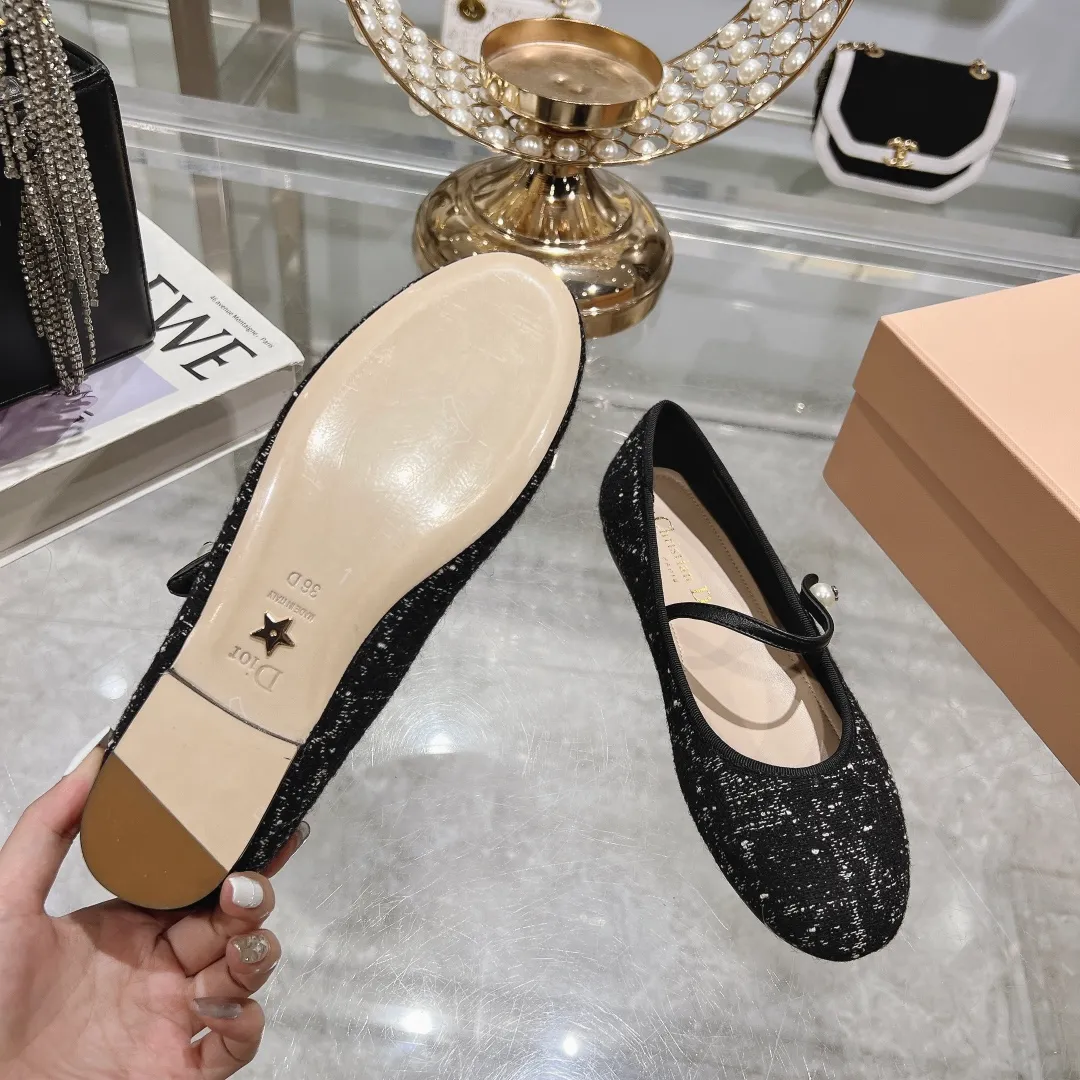 👟👟Ex-factory price 520👟👟 "Exclusive top version" Dior*Dior ✅2024vs spring and summer new series... [Round toe single shoes with small pearls] Original purchase and development! The last details of this shoe are perfectly restored 💐 The upper is made of special material and the inner padding is made of delicate lambskin. You can see the quality by looking at the details in real photos. It is a versatile style for little ladies and a lady. It is a stunning shoe at first glance... I love it. The genuine leather outsole imported from Italy has a five-pointed star logo! 35-39 (34.40 customization is non-refundable) Packaging: Original full set of packaging ☀The color official website is updated simultaneously